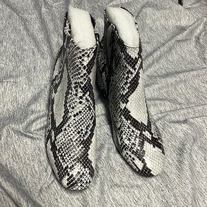 Rouge chunky heel boots